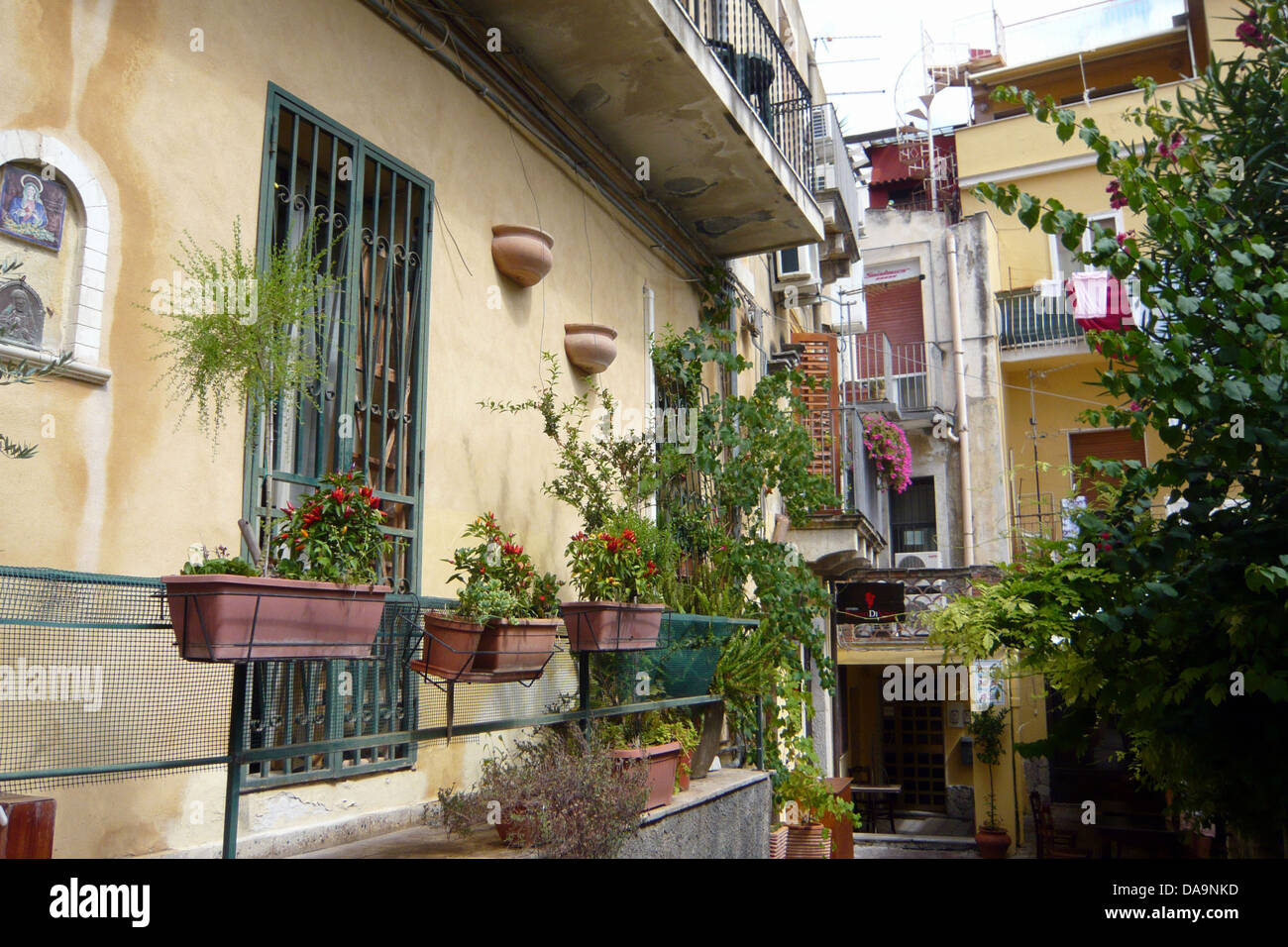 L'Italie, l'Europe, de la Sicile, Taormina, maisons, maisons, usines, balcon Banque D'Images