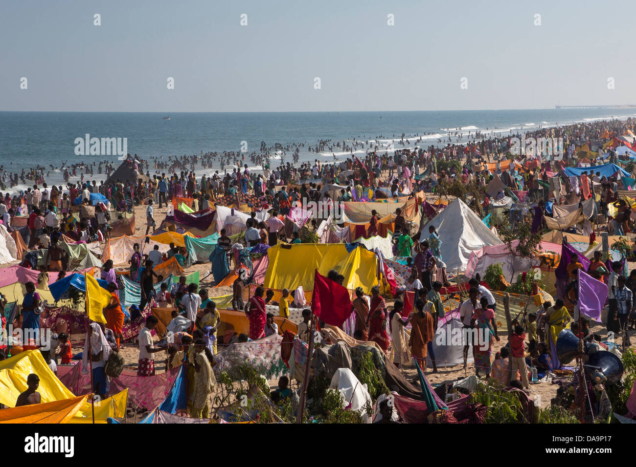 L'Inde, l'Inde du Sud, en Asie, le Tamil Nadu, Mamallapuram, Mahabalipuram, Masi Magam, Festival, Plage, colorée, foule, fête, peo Banque D'Images