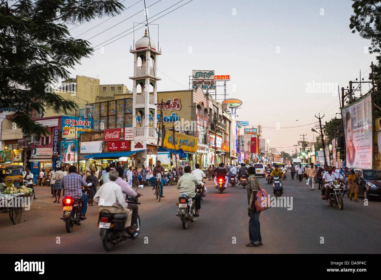 L'Inde, l'Inde, Asie, Tamil Nadu, Thanjavur, Tanjor, Dontoen, ville, centre, couleurs, centre-ville, l'éclairage, le coucher du soleil, le trafic Banque D'Images