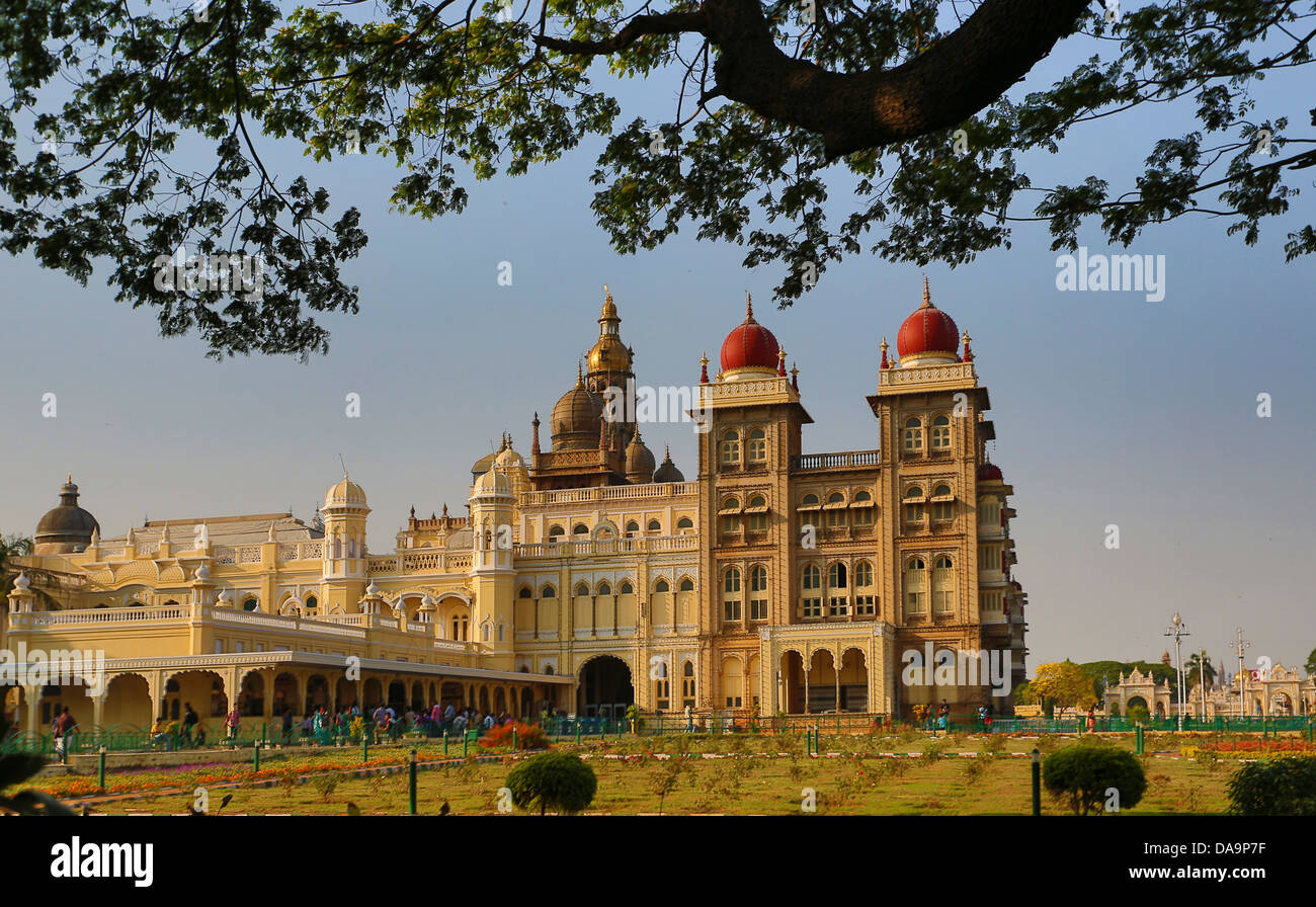 L'Inde, l'Inde, Asie, Karnataka, Mysore, palais, architecture, colorée, jardin, palace, Skyline, touristique, tour Banque D'Images