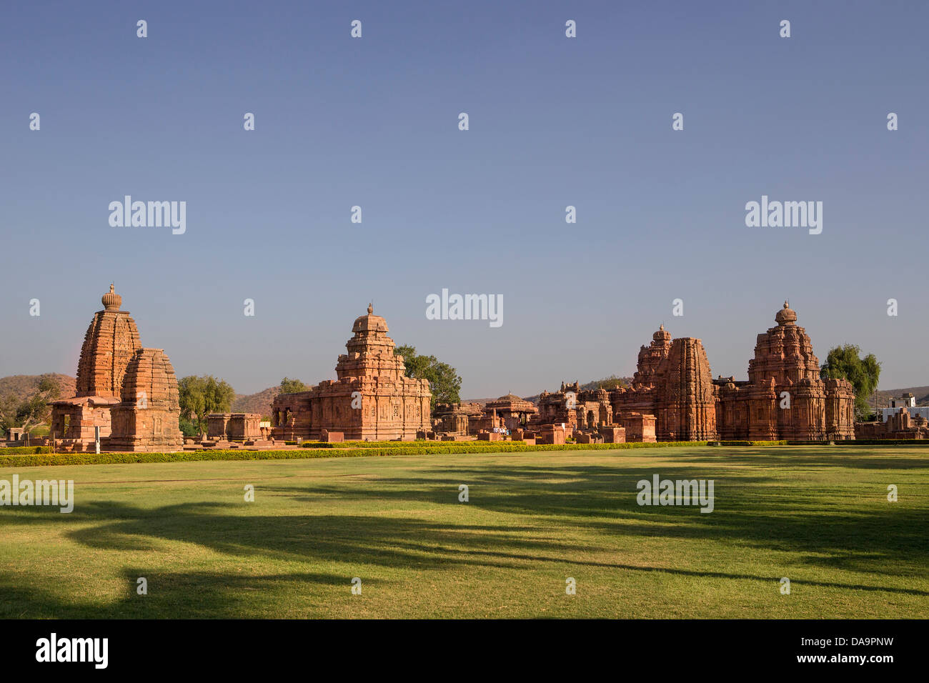 L'Inde, l'Inde, Asie, Karnataka, Pattadakal, Badami, patrimoine mondial, vue panoramique, panorama, panoramique, rouge, de temples, de l'unes Banque D'Images