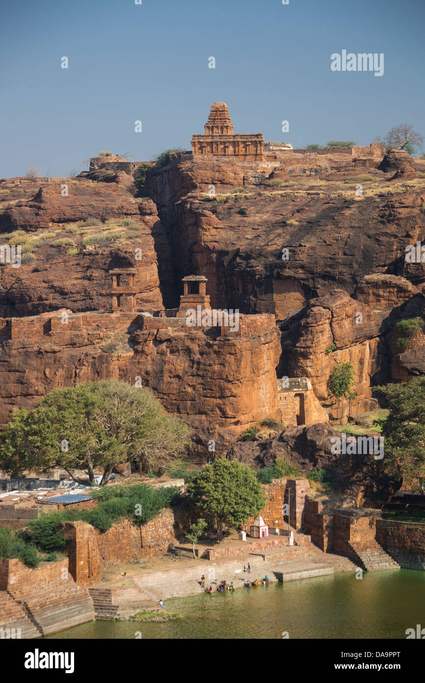 L'Inde, l'Inde, Asie, Karnataka, Badami, Ville Shivalaya supérieur Temple, Badami, Shivalaya, ville, forteresse, étang, Skyline, temp. Banque D'Images