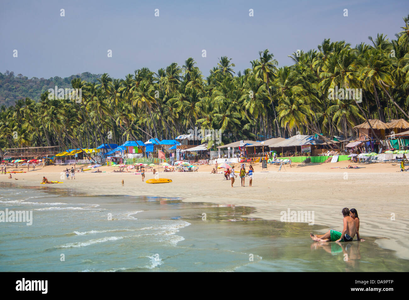 L'Inde, l'Inde, Asie, Goa, plage de Palolem, plage de Palolem,, belle, bateaux, bungalows, couleur, coloré, palmiers, touris Banque D'Images