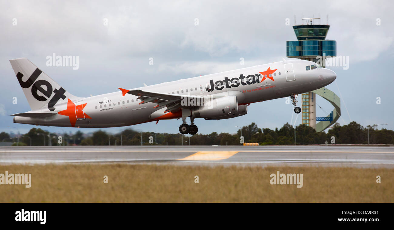 SYDNEY, AUSTRALIE - Le 26 mai : un jet de Jetstar décollant à Sydney. Jetstar est un faible coût d'exploitation des compagnies aériennes en dehors de l'Australie. Banque D'Images