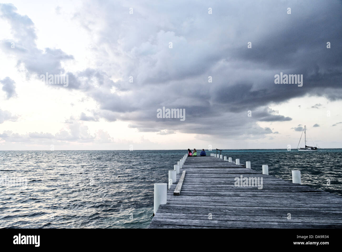 San Pedro, Belize, Amérique Centrale, Caraïbes, San Pedro, Amergris, Caye, Cays, Cay, Pier, nuages, Stormy, sunrise, tropical Banque D'Images