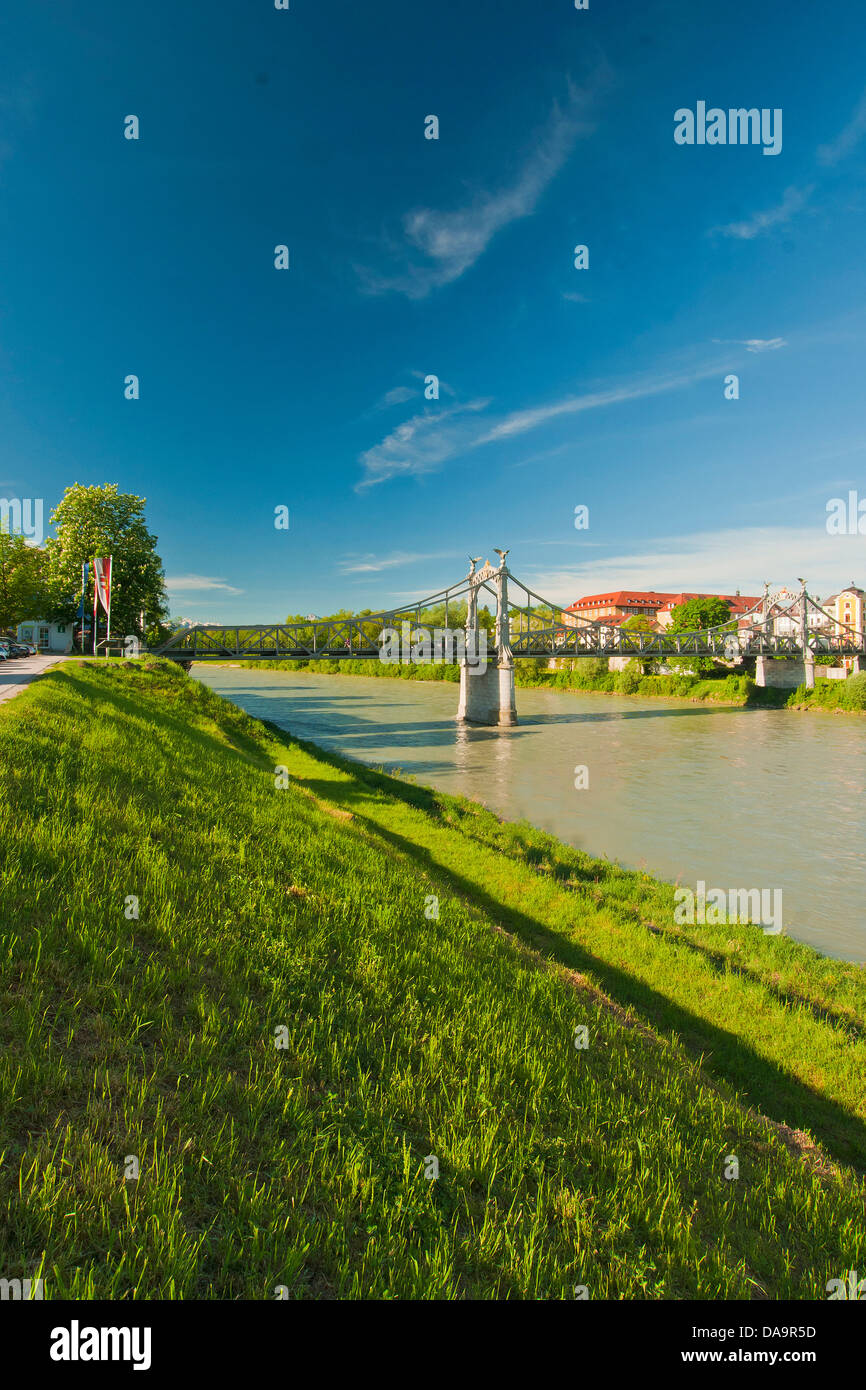 La Bavière, Allemagne, région de Berchtesgaden, Berchtesgaden, ciel, ciel bleu, Laufen, Oberndorf, Rupertiwinkel, l'eau, rive Banque D'Images