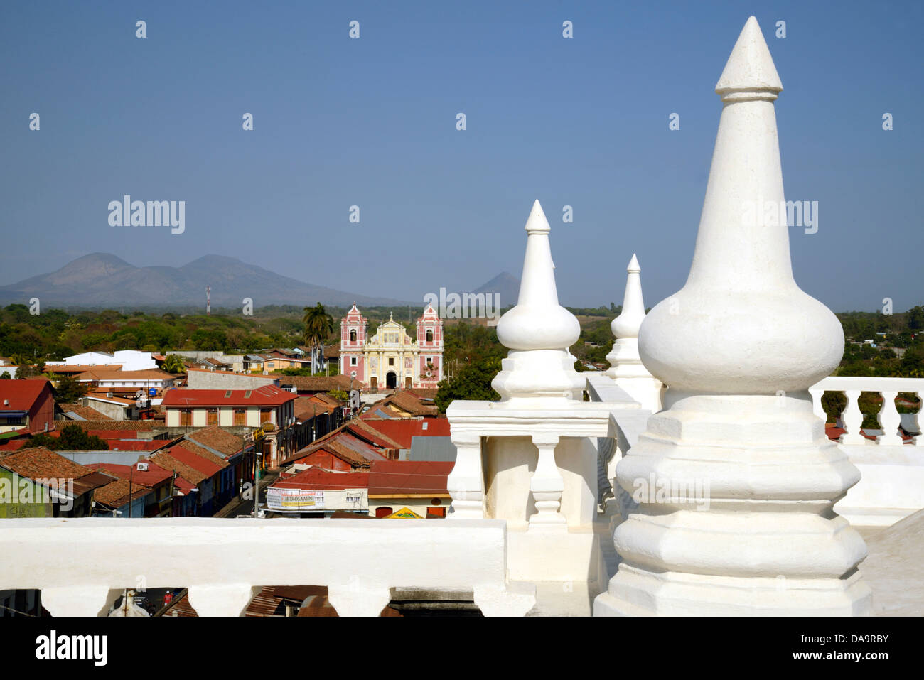 L'Amérique centrale, le Nicaragua, Leon, colonial, ville, calvario, église, ville, volcans Banque D'Images