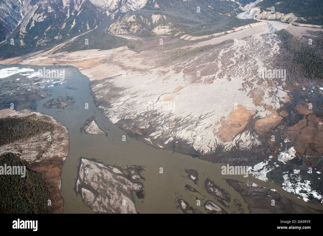 Vue aérienne de la vallée de la rivière Slims, dans le parc national Kluane, au Yukon, Canada. Banque D'Images
