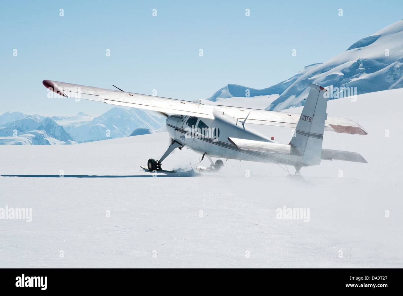 Un Helio Courier prop avion décolle d'un glacier près de la base du mont Logan dans les monts St-Elias, Yukon, Canada. Banque D'Images