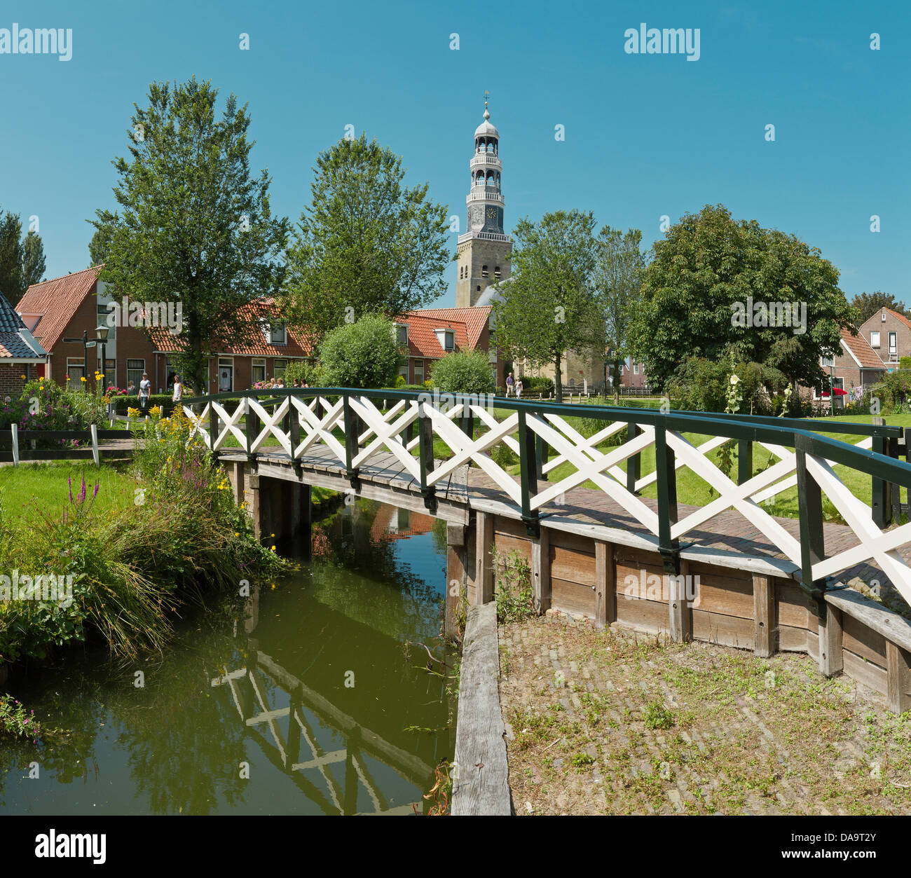 Pays-bas, la Hollande, l'Europe, Hindeloopen, église, maisons, pont, église, monastère, de l'eau, des arbres, l'été, Banque D'Images