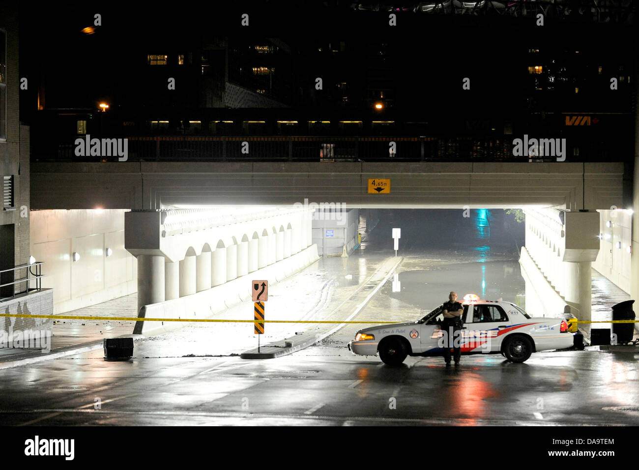Toronto, Canada. Le 9 juillet 2013. L'autoroute et routes restent fermées après de violents orages ont provoqué des inondations et coupure de courant dans la région de Toronto avec plus de 100 mm de pluie totale en quelques heures le lundi 8 juillet 2013. En photo, la rue Simcoe sur le passé au centre-ville de Toronto. Credit : EXImages/Alamy Live News Banque D'Images Toronto, Canada. Le 9 juillet 2013. L'autoroute et routes restent fermées après de violents orages ont provoqué des inondations et coupure de courant dans la région de Toronto avec plus de 100 mm de pluie totale en quelques heures le lundi 8 juillet 2013. En photo, la rue Simcoe sur le passé au centre-ville de Toronto. Credit : EXImages/Alamy Live News Banque D'Images