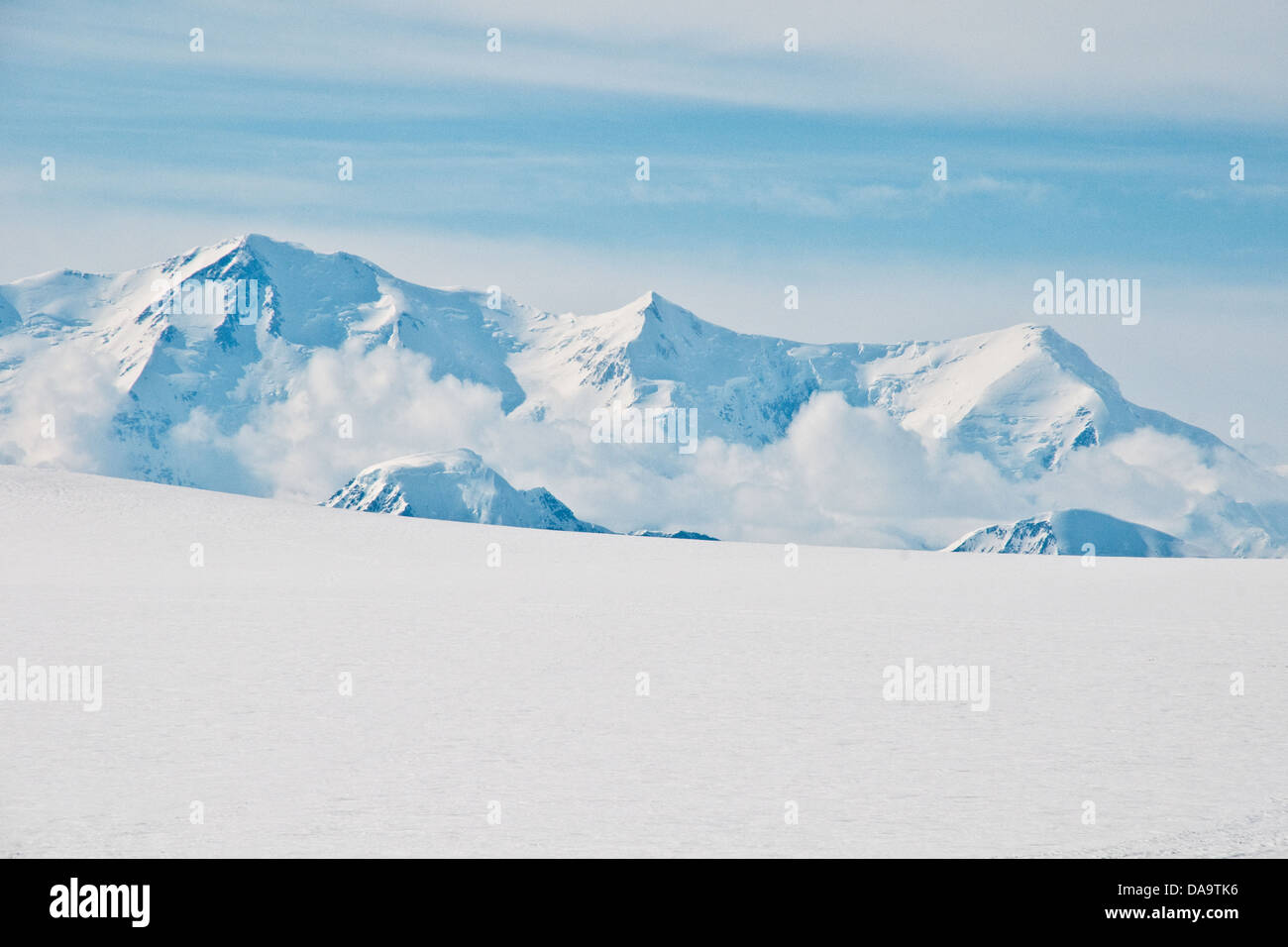 Une vue partielle sur les sommets du mont Lucania dans les champs de glace de la gamme St Elias, Réserve de parc national Kluane, Yukon, Canada. Banque D'Images