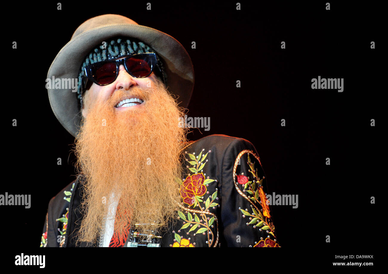 Pardubice, République tchèque. 8 juillet, 2013. Billy Gibbons du groupe de hard rock américain ZZ Top exécute pendant leur tournée d'été/automne concert à Pardubice, République tchèque, le lundi 8 juillet 2013. Photo : CTK Josef Vostarek/Photo/Alamy Live News Banque D'Images