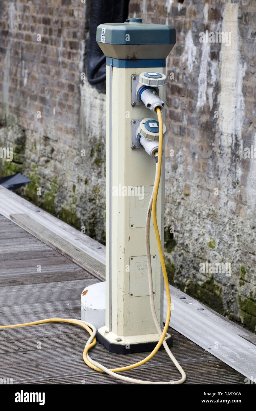 Point de recharge électrique pour les bateaux dans la marina Banque D'Images