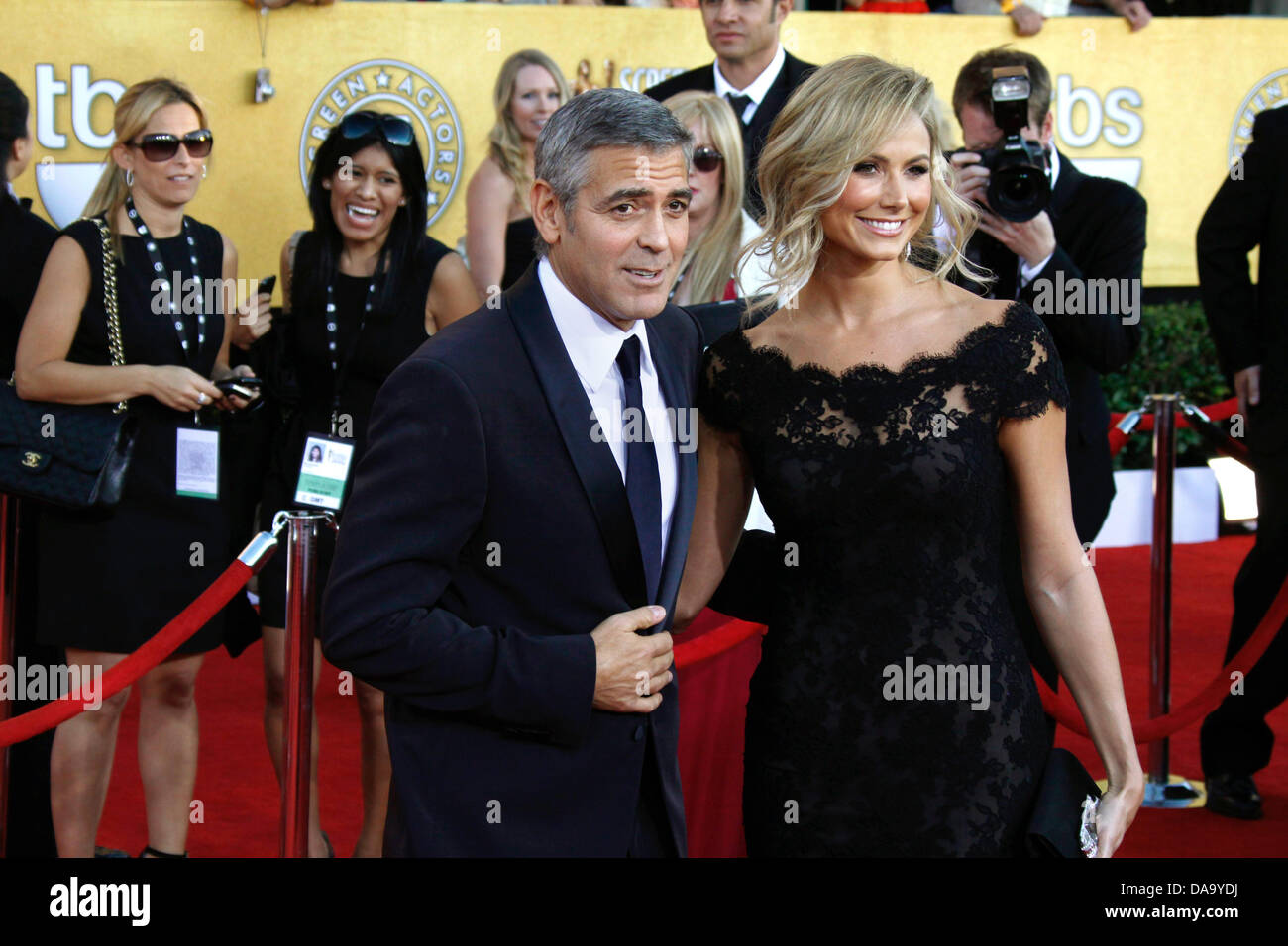 L'acteur américain George Clooney et son amie Stacy Keibler assister à la 18e Conférence annuelle de la Guilde des acteurs de cinéma - SAG - Awards Au Shrine Auditorium à Los Angeles, USA, le 29 janvier 2012. Photo : Hubert Boesl Banque D'Images