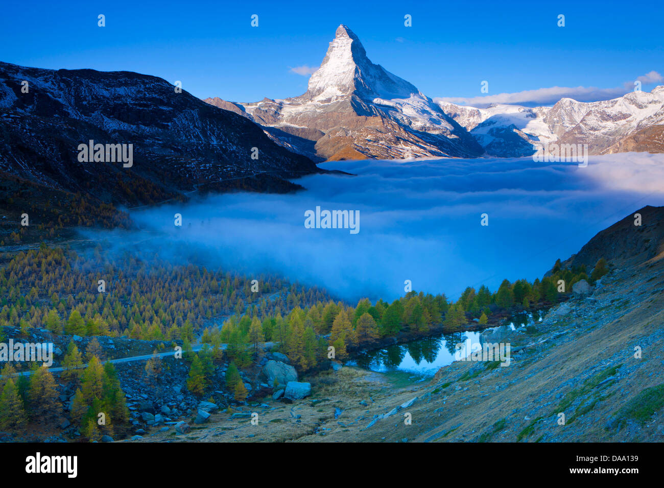 Cervin, Suisse, Europe, canton, le Valais, Mattertal, montagne, lac de montagne, Grindji, lac, réflexion, automne, mélèzes, Banque D'Images