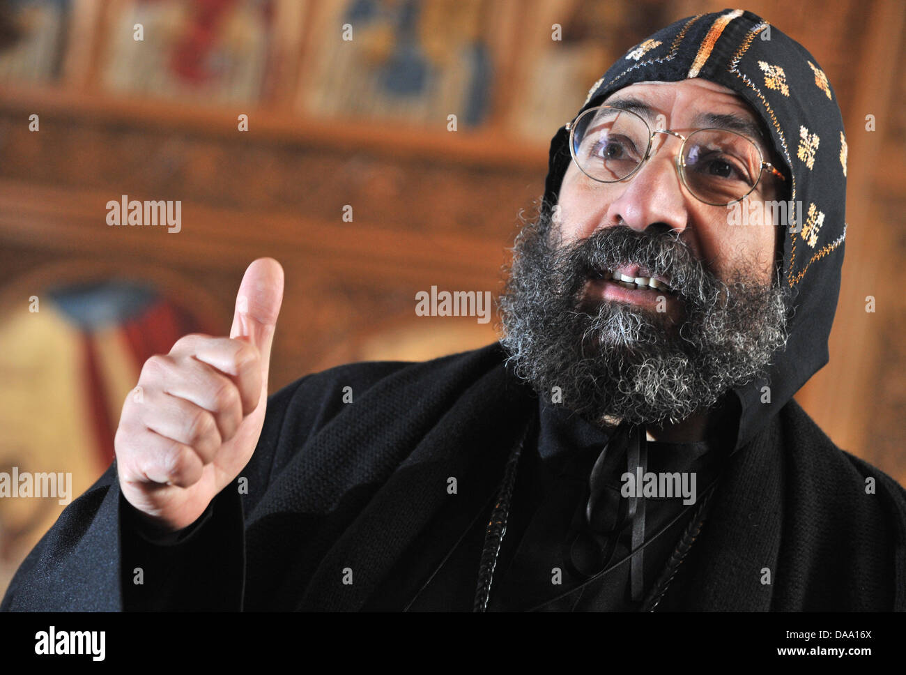 Le chef de la Bavière, les coptes d'Deuscoros El-Antony archiprêtre Pater des gestes aussi il se tient à l'intérieur de la nef de l'Église copte saint Mina à Munich, Allemagne, 4 Januayr 2011. Après l'attaque terroriste contre les chrétiens coptes en Égypte le 1 janvier 2011, les mesures de sécurité pour la congrégation copte de Munich a été renforcée. Photo : Peter Kneffel Banque D'Images