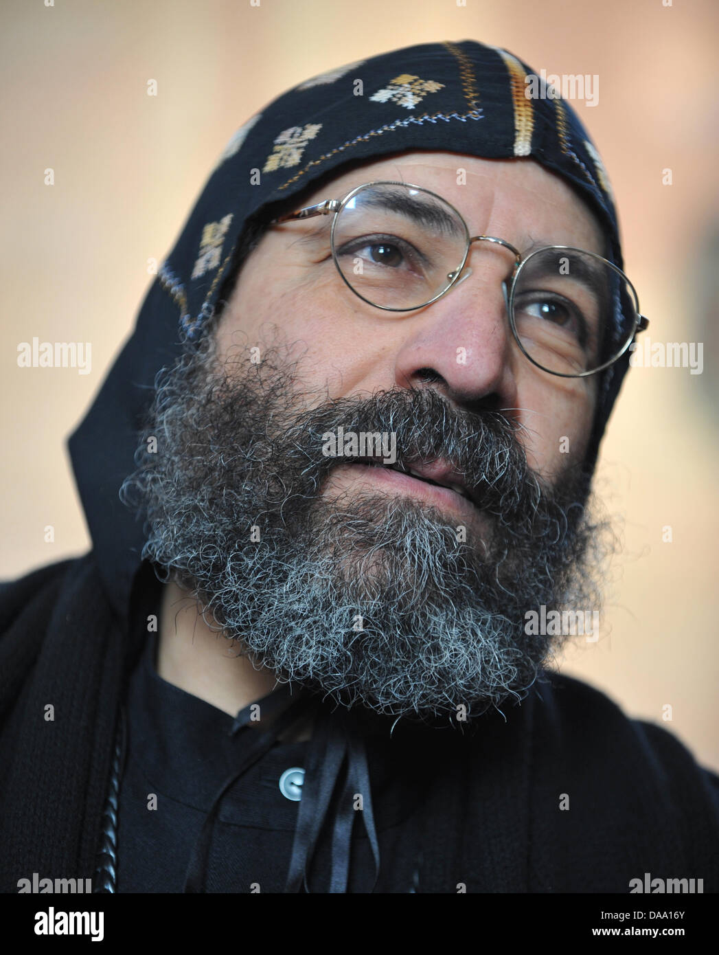 Le chef de la Bavière, les coptes d'Deuscoros El-Antony archiprêtre Pater sourire alors qu'il se tient à l'intérieur de la nef de l'Église copte saint Mina à Munich, Allemagne, 4 Januayr 2011. Après l'attaque terroriste contre les chrétiens coptes en Égypte le 1 janvier 2011, les mesures de sécurité pour la congrégation copte de Munich a été renforcée. Photo : Peter Kneffel Banque D'Images