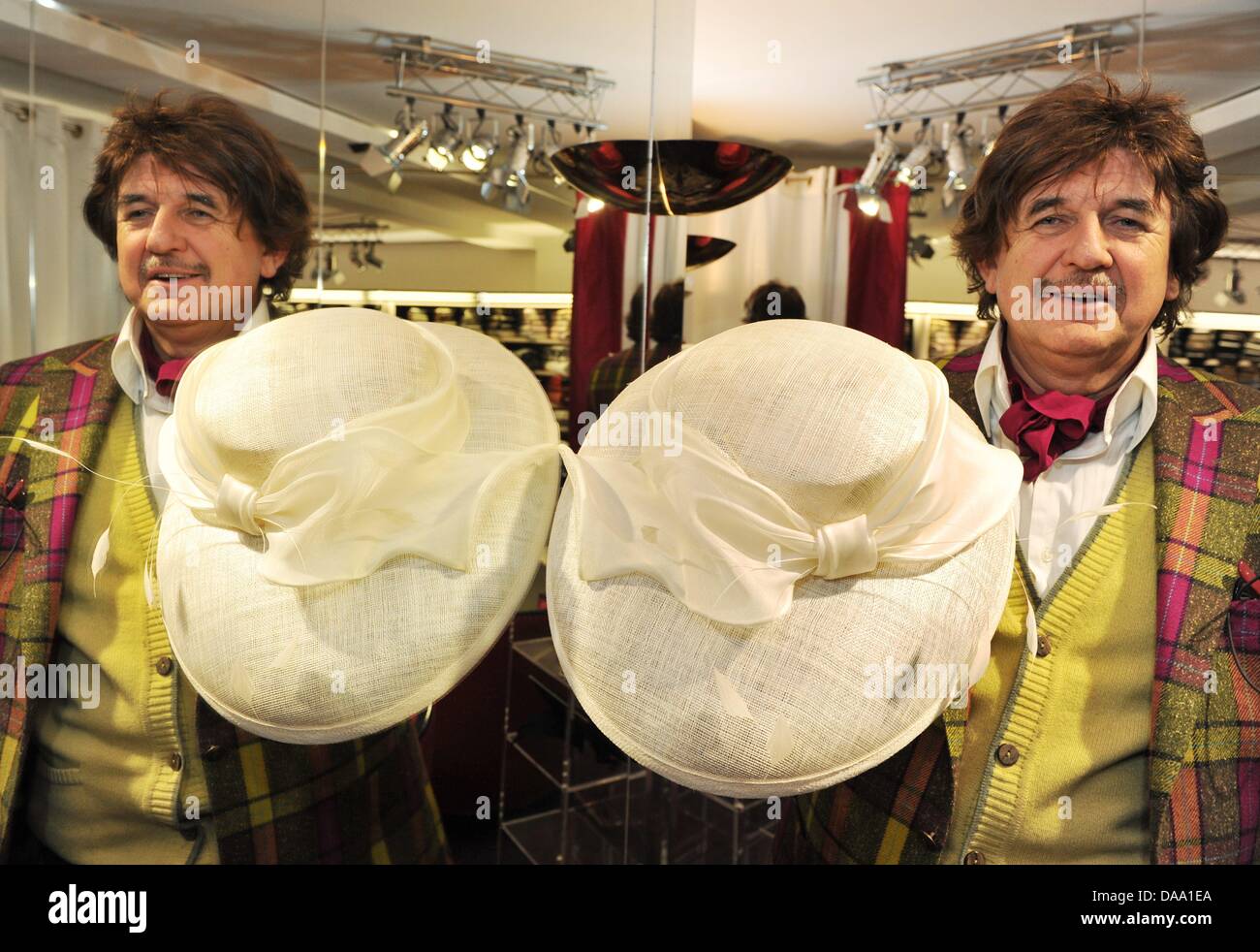 Couturier Olivier Mauge présente une sélection de chapeaux conçus par lui à  son magasin de mode à Baden-Baden, Allemagne, 24 novembre 2010. Une course  de chevaux sans un chapeau glamour est seulement