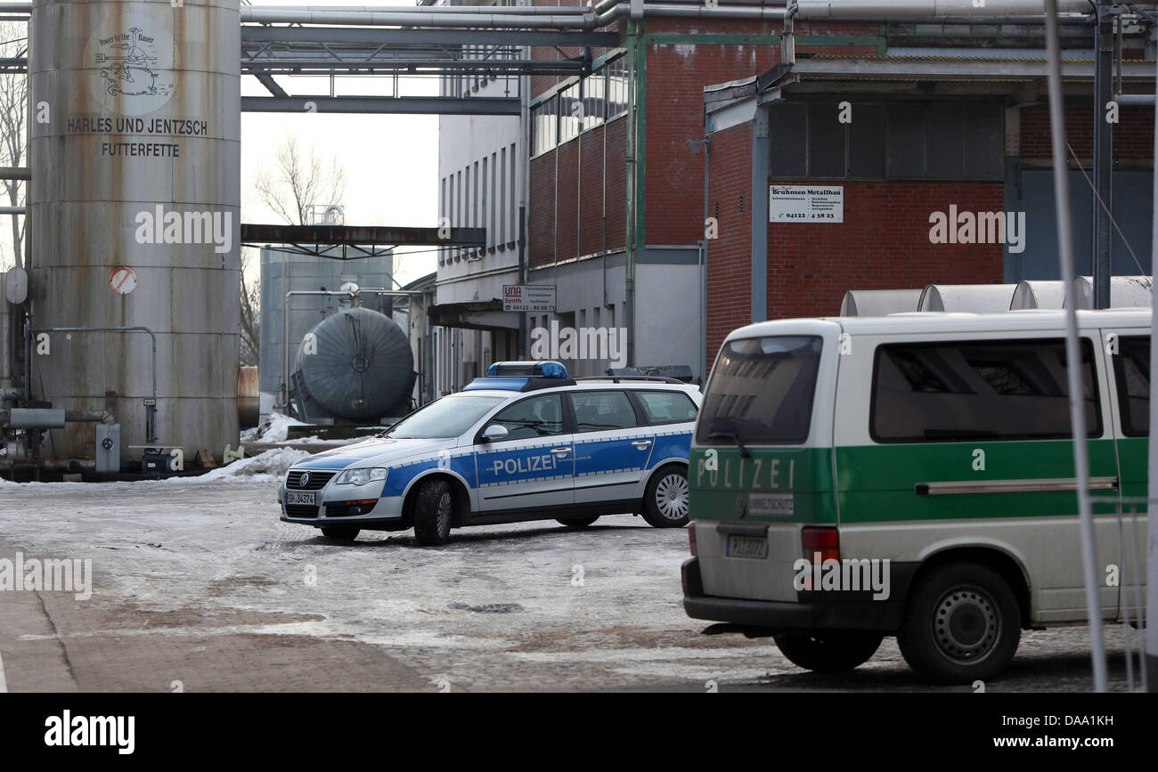 Parc des voitures de police sur le terrain de l'entreprise Harles et Jentsch dans Uetersen, Allemagne, 05 janvier 2011. Le producteur d'aliments pour animaux a été perquisitionné par la police et le ministère public le 05 janvier 2011, selon l'agence de presse allemande. Photo : Malte Chrétiens Banque D'Images