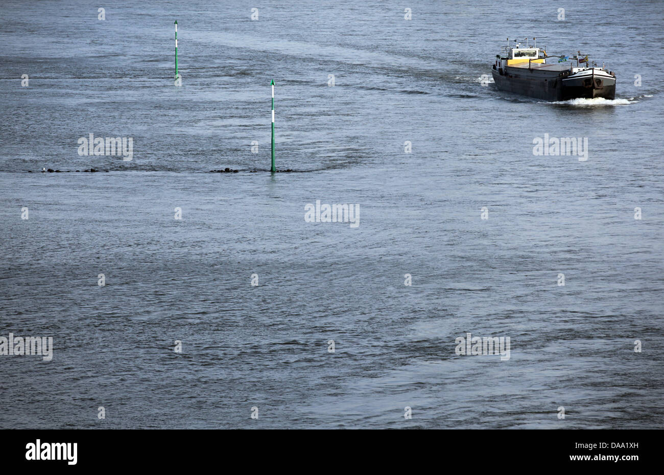 Les lecteurs d'un navire à l'aine inondées passé Rhin à Düsseldorf, Allemagne, 05 janvier 2011. Des températures comprises entre 5 et 12 degrés Celsius sont attendus le 08 janvier 2011. Le meteorological office donne l'alarme d'inondations. Photo : Martin Gerten Banque D'Images