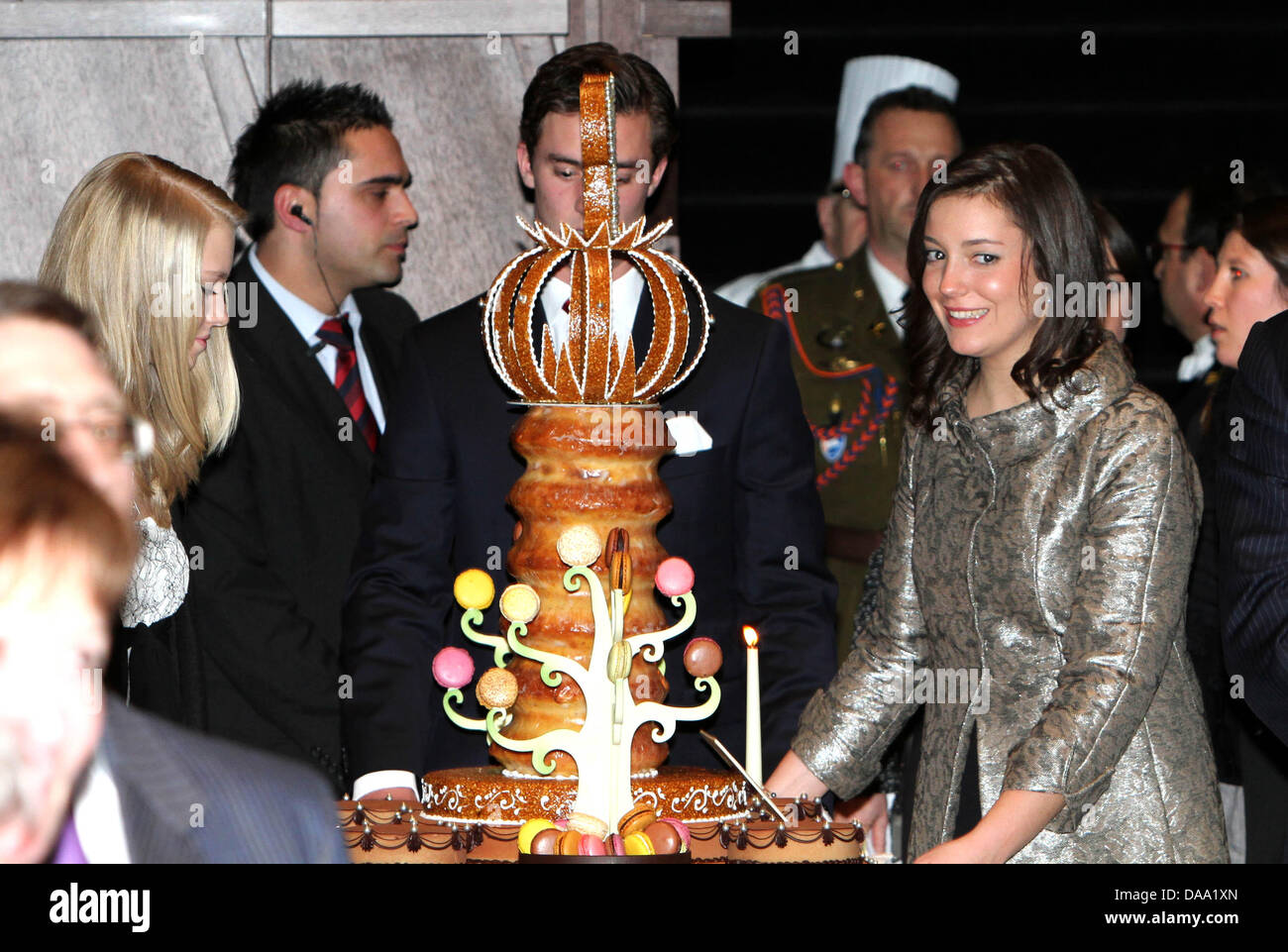 La Princesse Alexandra De Luxembourg R Prestens Le Gateau D Anniversaire Pour Les Celebrations Du 90e Du Duc Jean A La Salle Philharmonique De Luxembourg Luxembourg 05 Janvier 11 Photo Pre Albert Nieboer