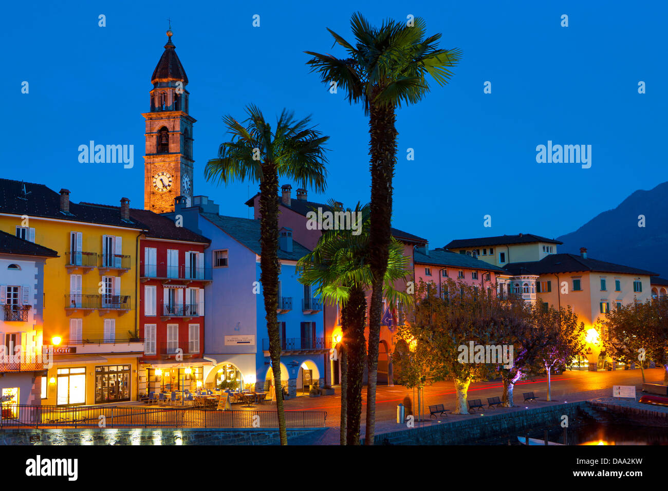 Lugano, Suisse, Europe, canton du Tessin, le Lac Majeur, maisons, maisons, église, promenade de la banque, crépuscule, soir, l'éclairage, palm Banque D'Images