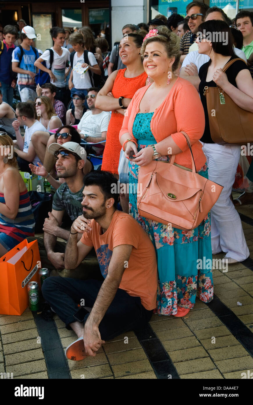 Fans de tennis Royaume-Uni. Les spectateurs regardant le tennis de Wimbledon en plein air en direct sur grand écran de télévision dans le centre-ville de Wimbledon Londres Angleterre des années 2013 2010 HOMER SYKES Banque D'Images