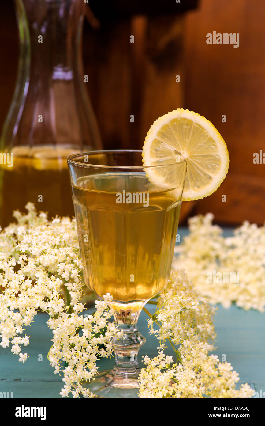 Le jus de sureau avec tranche de citron sur la table rustique Banque D'Images