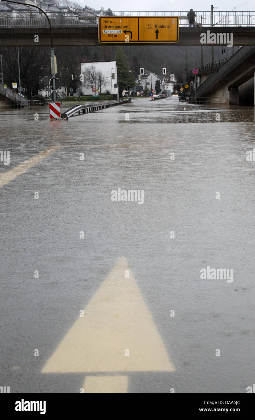 La route fédérale 42 est bloqué par la crue des eaux près de Coblence, Allemagne, 09 janvier 2011. La fonte des neiges et les fortes pluies ont causé des niveaux d'eau dans les rivières du Rhin et de la Moselle. Photo : THOMAS FREY Banque D'Images