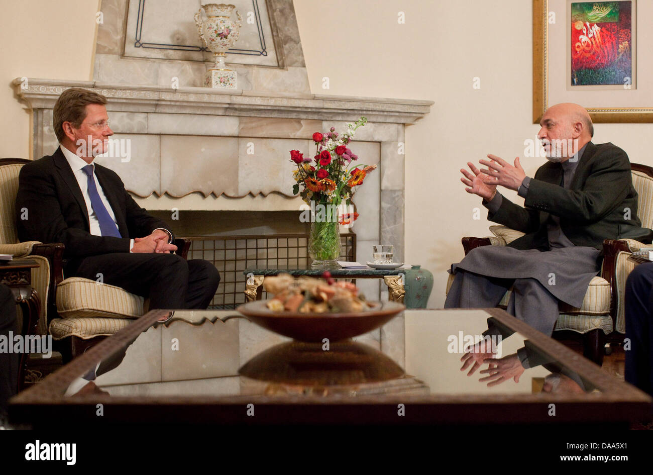Le ministre fédéral des affaires étrangères allemand Guido Westerwelle (FDP, L) se rencontre pour des entretiens avec le président afghan Hamid Karsai à Kaboul, Afghanistan. Pour des raisons de sécurité, la visite de M. Westerwelle à la capitale de l'Afghanistan a été tenue secrète. Photo : THOMAS TRUTSCHEL Banque D'Images