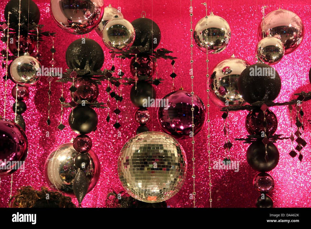 C'est une photo d'un grand nombre de boule disco ou boules miroirs qui sont contre un arrière-plan brillant broche étincelante, décoration de Noël Banque D'Images