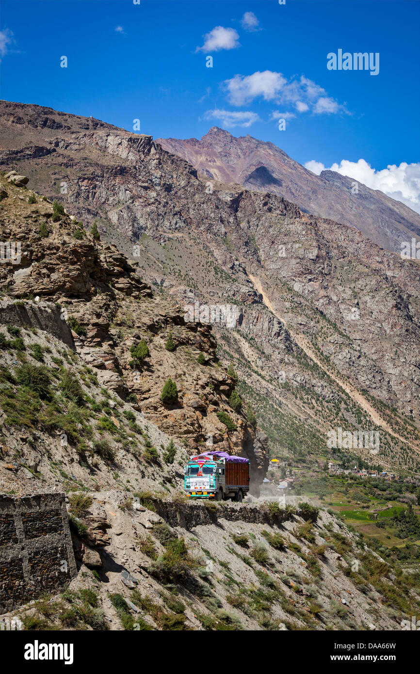Route Manali-Leh en Himalaya indien avec camion. L'Himachal Pradesh, Inde Banque D'Images