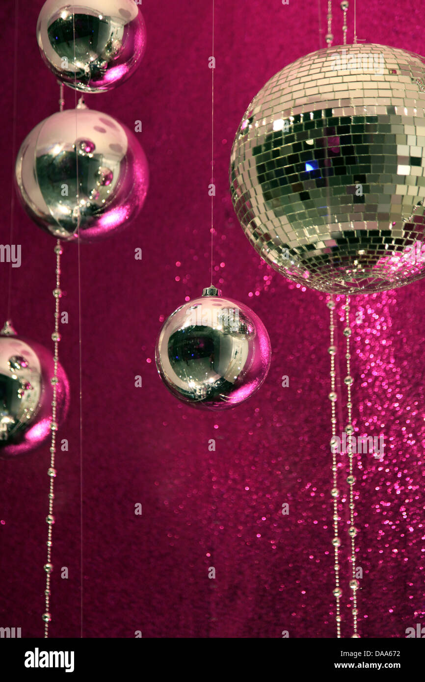 C'est une photo d'un grand nombre de boule disco ou boules miroirs qui sont contre un arrière-plan brillant broche étincelante, décoration de Noël Banque D'Images