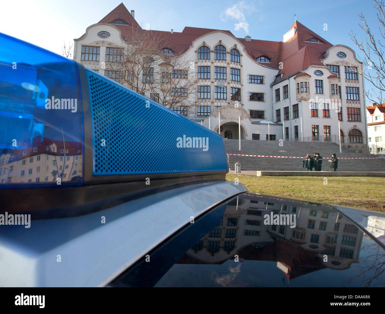 Les policiers gardent l'entrée de l'école Gutenberg à Erfurt, Allemagne, 10 janvier 2011. L'école a été évacuée après une bombe thread a été délivré. En avril 2002, l'école a été le théâtre d'un schooting rampage. Photo : MICHAEL REICHEL Banque D'Images