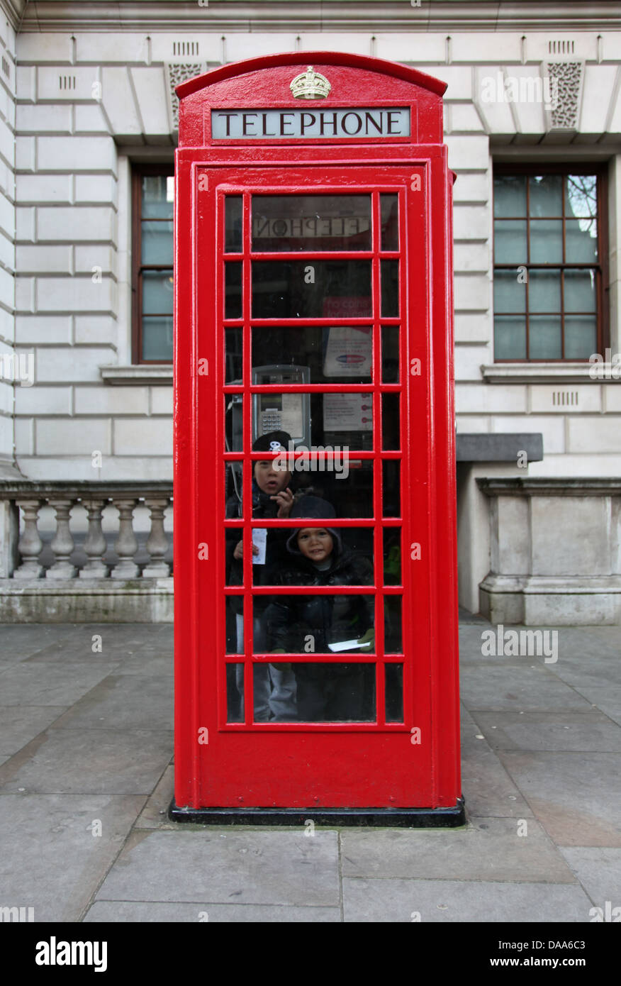 C'est une photo d'une cabine téléphonique anglaise rouge dans la rue. Banque D'Images