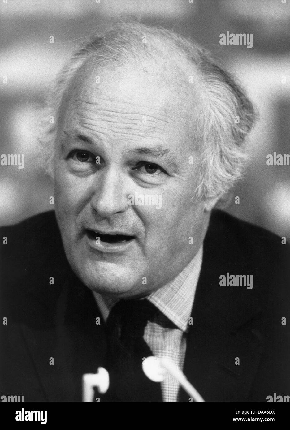 (Afp) un fichier photo datée du 02 mai 1984 du directeur britannique Peter Yates à Berlin, Allemagne. Le réalisateur britannique Peter Yates, mieux connu pour les 'Bullitt', l'américain de 1968 avec Steve McQueen, est décédé à l'âge de 81 ans, son agent a déclaré à Londres le 10 janvier 2011. Yates a fait ses débuts comme réalisateur en 1963 avec le film Cliff Richard 'Summer Holiday', et a Banque D'Images