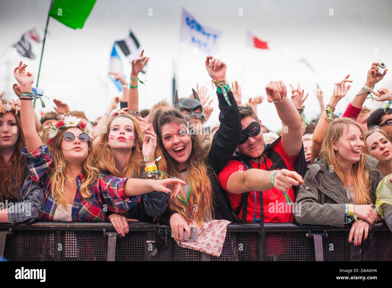 Fans cheer comme Dizzee Rascal effectue sur la pyramide de la scène à l'Vendredi du festival de Glastonbury. 28 Juin 2013 Banque D'Images