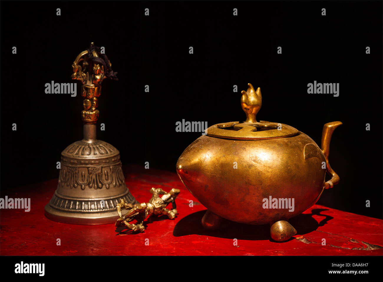 Still Life - Bouddhisme Tibétain vajra, Bell, le réservoir d'eau. Hemis gompa, Ladakh, Inde. Banque D'Images