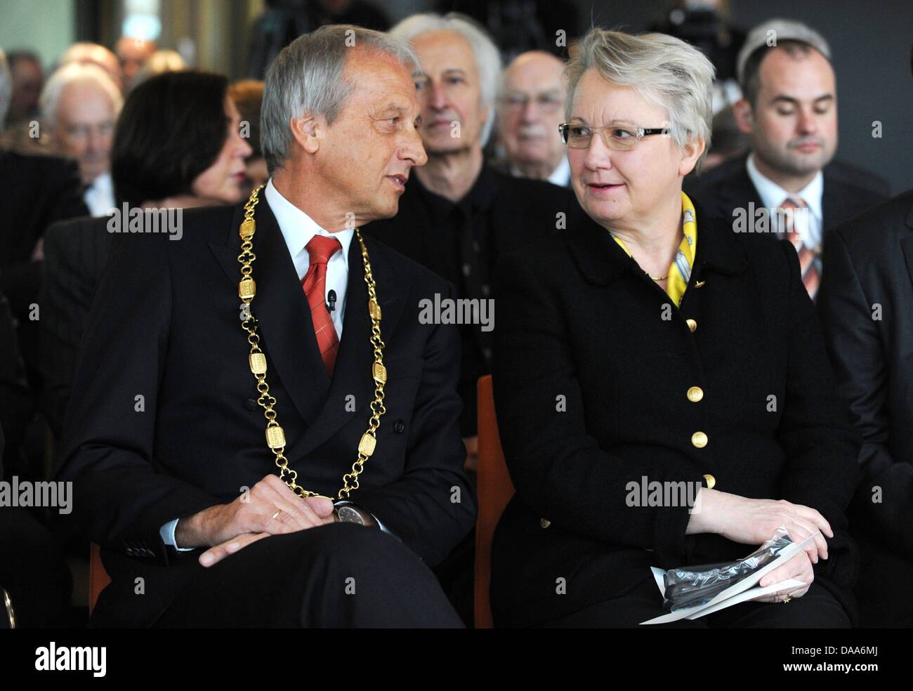 Institut Max Planck Président Peter Gruss (L) et l'Allemand Le ministre de la recherche Annette Schavan (R) assister à la 100e anniversaire de l'empereur Guillaume Society à Berlin, Allemagne, 11 janvier 2011. La société est l'predecesor de la Société Max Planck. Photo : Rainer Jensen Banque D'Images