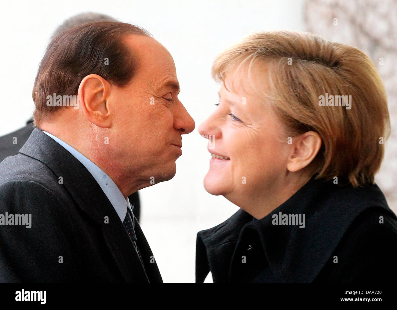 La chancelière Merkel (CDU) reçoit le Premier ministre italien Silvio Berlusconi en face de la chancellerie fédérale à Berlin, Allemagne, 12 janvier 2011. Les politiciens sont réunion pour des consultations gouvernementales germano-italien dans la capitale allemande. Photo : Wolfgang Kumm Banque D'Images