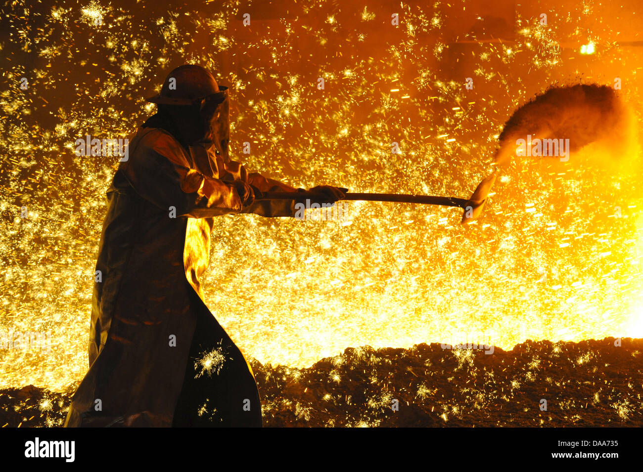 (Dossier) - Un fichier photo datée du 10 décembre 2008 montre un employé de Salzgitter Stock Exchange travaillant dans une fournaise habillés en vêtements de protection de Salzgitter en Allemagne. La croissance économique en Allemagne s'est ralenti au quatrième trimestre de 2010. Le produit intérieur brut (PIB) a augmenté de 0,5 pour cent par rapport au trimestre précédent. Photo : Peter Steffen Banque D'Images