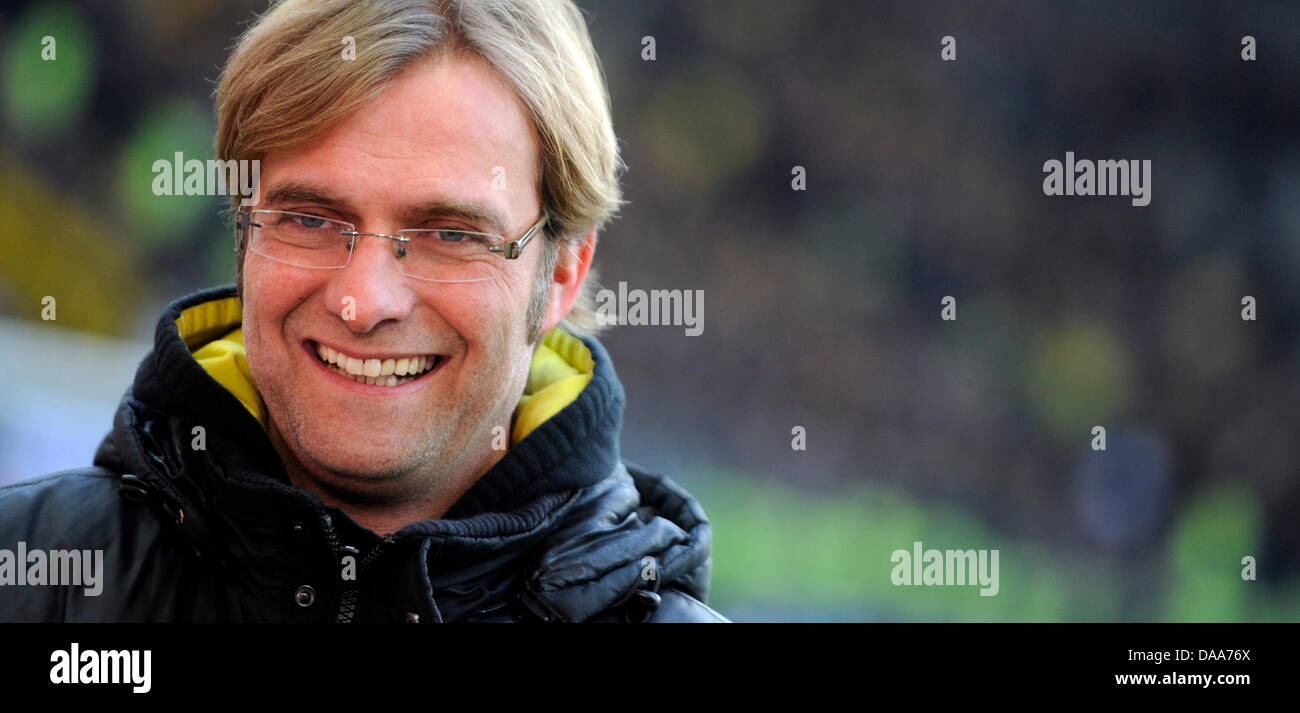(Afp) - Un fichier photo datée du 18 décembre 2010 montre Dortmund entraîneur en chef Jürgen Klopp smiling avant un match contre l'Eintracht Francfort à Francfort-sur-Main, Allemagne. Borussia Dortmund attend calmement le prochain match contre le Bayer Leverkusen Le 14 janvier 2011. Photo : Marius Becker Banque D'Images