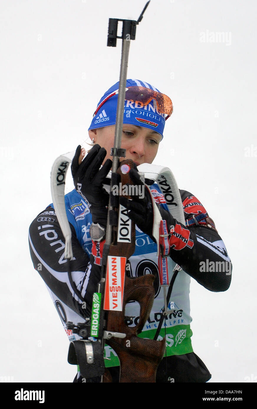 La biathlète Allemande Magdalena Neuner est photographié à la plage de prise de vue au cours de la 15km women's Coupe du monde à Ruhpolding (Allemagne), 13 janvier 2011. Photo : Andreas Gebert Banque D'Images