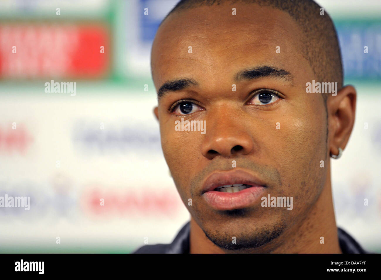 Bremen, centre-back blessés Naldo propose une conférence de presse à Brême, Allemagne, le 14 janvier 2011. Le défenseur brésilien Naldo est de retour à son domicile dans l'ordre ou à sa blessure au genou a pris en charge par des médecins au Brésil, notamment le médecin de l'équipe nationale brésilienne. Photo : CARMNE JASPERSEN Banque D'Images