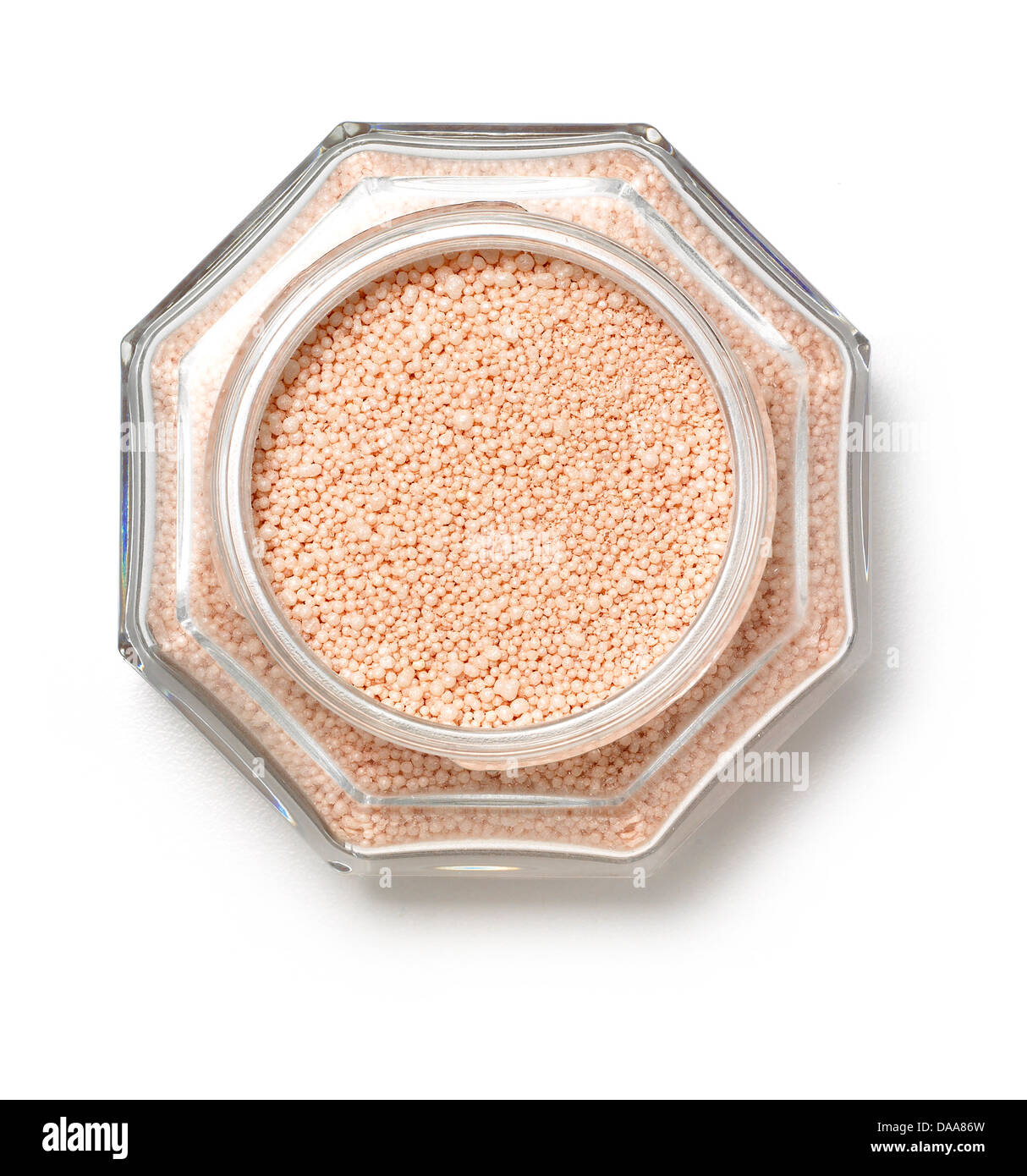 Beige rose poudre de corps pot cut sur un fond blanc Banque D'Images