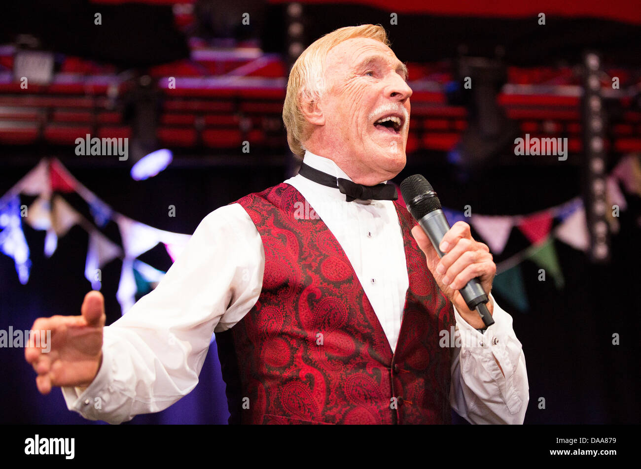 Sir Bruce Forsyth joue sur le stade d'Avalon le dimanche de festival de Glastonbury. 30 Juin 2013 Banque D'Images