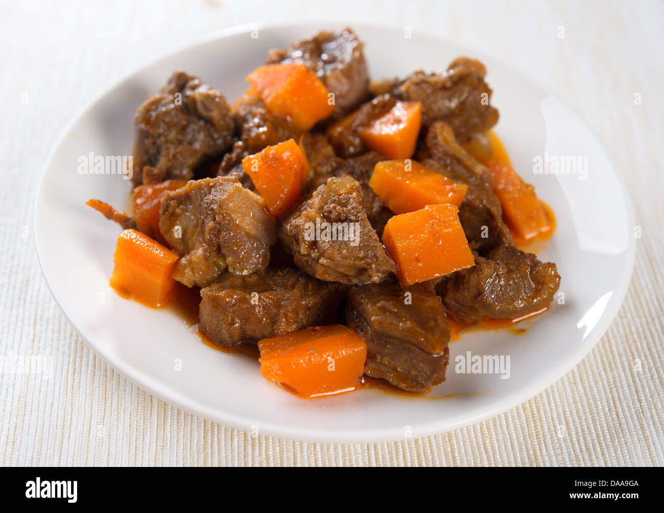 Plat arabe, le mouton et les carottes dans un plat prêt à manger, moyen-orientaux. Banque D'Images