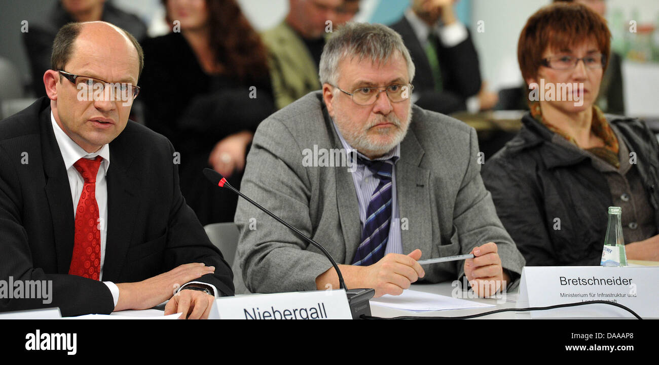 Les membres du conseil qui traite des problèmes de bruit des avions à l'avenir l'aéroport Berlin Brandenburg International BBI, (l-r) Hans Niebergall, chef de la sécurité de vol allemand à Berlin, Rainer Bretschneider, Secrétaire d'Etat au Ministère des infrastructures et l'Agriculture dans le Brandebourg, et Kathrin Schneider, présidente de la commission du bruit des aéronefs s'asseoir ensemble duri Banque D'Images