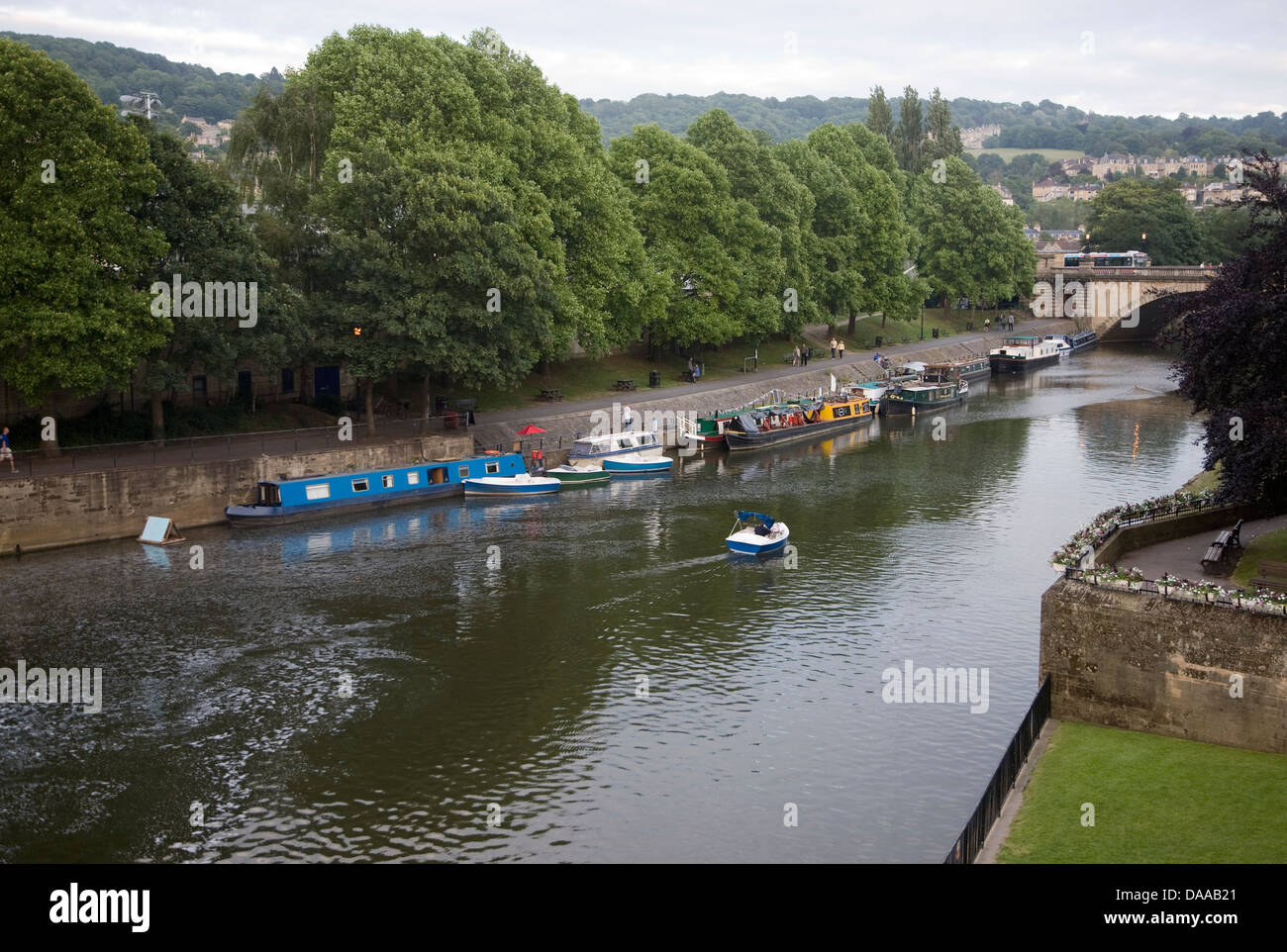 Bateaux amarrés étroite Rivière Avon Bath Angleterre Banque D'Images